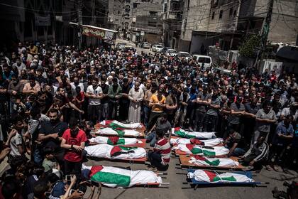 Los palestinos asisten al funeral de dos mujeres y ocho hijos de la familia Abu Hatab en la ciudad de Gaza, que murieron después de un ataque aéreo israelí