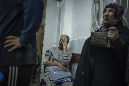 Los palestinos que fueron arrestados por el ejército israelí en el norte de la Franja de Gaza y liberados a través del cruce de Kerem Shalom en el sur esperan tratamiento en Rafah el domingo 24 de diciembre de 2023.