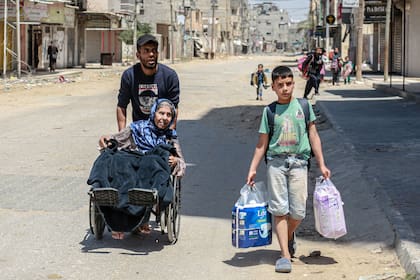 Los palestinos que transportan sus pertenencias personales huyen de sus hogares en la ciudad de Nuseirat, en el centro de la Franja de Gaza, el 17 de abril de 2024, en medio de batallas en curso entre Israel y el grupo militante Hamas