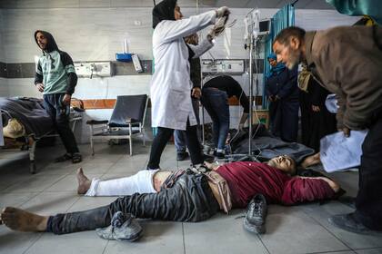  Los palestinos reciben atención médica en el Hospital Kamal Edwan en Beit Lahia, en el norte de la Franja de Gaza, el 29 de febrero de 2024, después de que presuntamente soldados israelíes abrieron fuego contra residentes de Gaza que se apresuraron hacia camiones cargados con ayuda humanitaria.