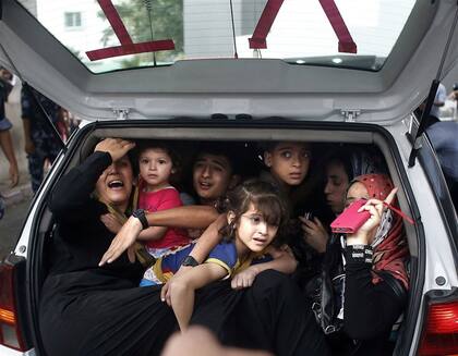 Los palestinos se trasladan como pueden en el interior de la Franja