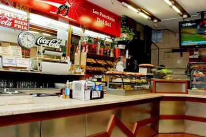 La barra característica del lugar, la que sigue recibiendo a sus fieles habitués