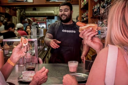 Los panchos Coquito ya son un clásico en San Isidro, "Nosotros servimos el tradicional, con mayonesa o mostaza" aclara su actual propietario, Gustavo Grandinetti
