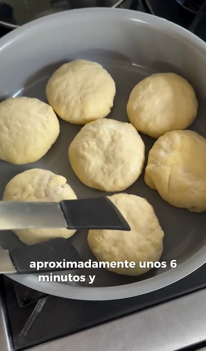 Los pancitos o panecitos de yogur solo requieren de dos ingredientes y una cocción en la sartén