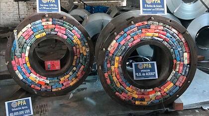 Los paneles de cocaína fueron encontrados dentro de ocho rollos que debían contener acero