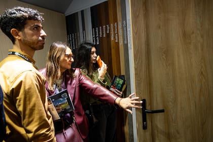 Los paneles para puerta permiten unificar las fachadas con el resto de la arquitectura y las aberturas instaladas.
