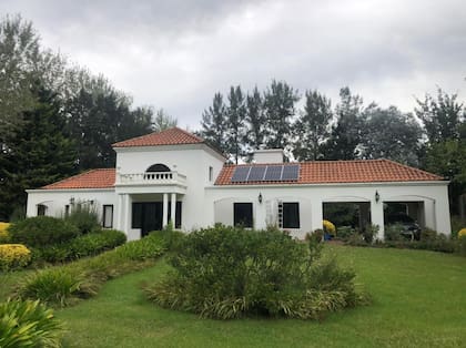 Los paneles solares caseros requieren una inversión inicial considerable, pero son una alternativa atractiva a la hora de reducir lo que pagamos cada mes por la electricidad, y la inversión se recupera gracias a la vida útil de los paneles