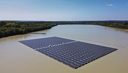 Los paneles solares de la mayor planta fotovoltaica flotante de Alemania producen energía bajo un cielo azul en un lago de Haltern, Alemania, el martes 3 de mayo de 2022.