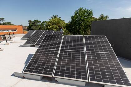 Los paneles solares proveen energía para los consumos básicos de la casa