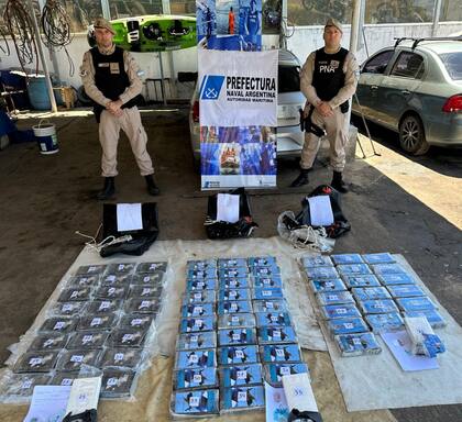 Los panes de cocaína secuestrados por la Prefectura Naval Argentina.
