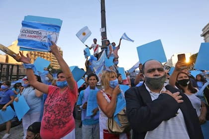Los pañuelos celestes indican el rechazo a la legalización del aborto