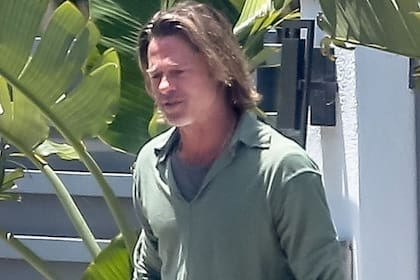 Los paparazzi encontraron a Brad Pitt en las calles de Los Ángeles luciendo el pelo largo y las raíces crecidas