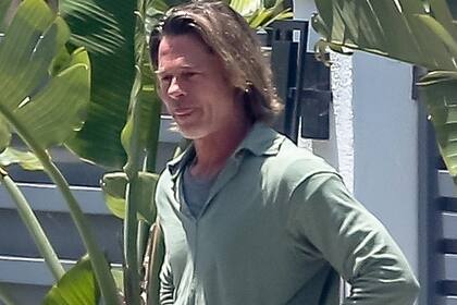 Los paparazzi encontraron a Brad Pitt en las calles de Los Ángeles luciendo el pelo largo y las raíces crecidas