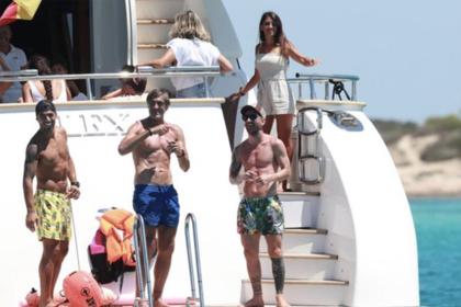 Los paparazzis captaron de cerca a Lionel Messi, Luis Suárez y Antonela Roccuzzo en Ibiza.
