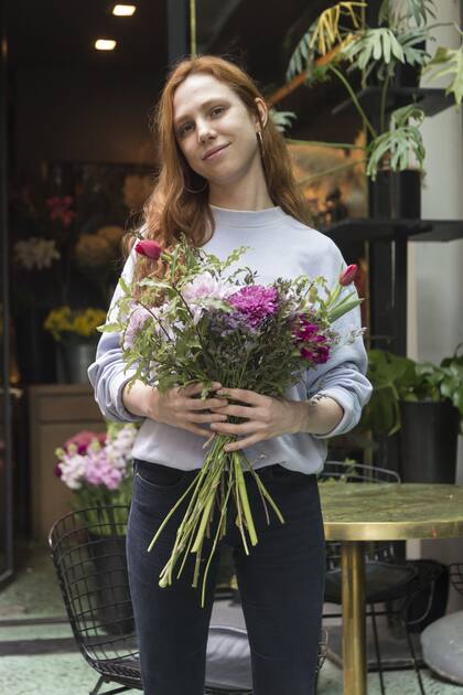 Los papeles de seda, artesanales, y las cintas de colores son parte de los accesorios infaltables