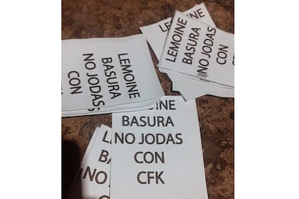 Los papeles que dejaron en la esquina de la casa de Lemoine en junio de 2024.