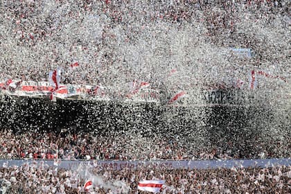 Los papelitos sobrevuelan el Monumental: juega River