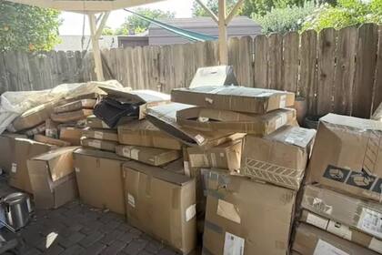 Los paquetes de Amazon no dejaban de acumularse en la entrada de su casa. Foto: ABC30 Action News, YouTube