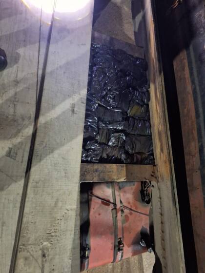 Los paquetes de droga escondidos en un doble fondo.