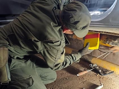 Los paquetes de droga estaban escondidos en un doble fondo y los zócalos laterales de la caja trasera