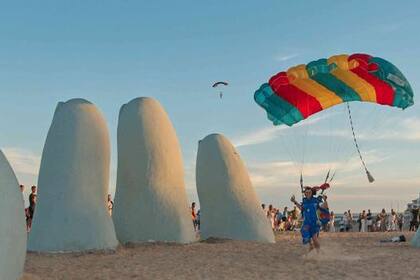 Los paracaidistas aterrizaron sobre la playa Brava de Punta del Este hacia en las tardes de la semana del evento