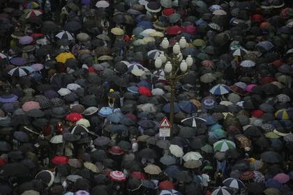Los paraguas, una masa compacta en la movilización del miércoles