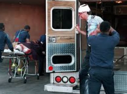 Los paramédicos asisten a la tripulación herida durante el vuelo 705 de FedEx