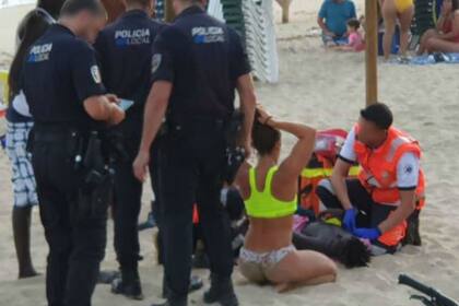 Los paramédicos atendieron al pequeño, que salió del agua sano y salvo