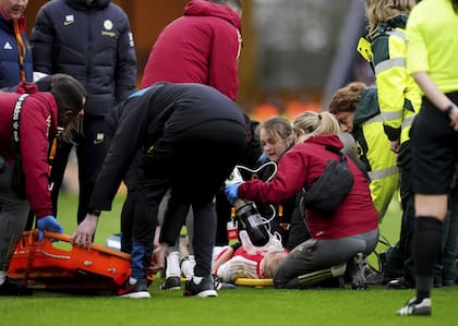 Los paramédicos atienden a Frida Maanum, quien cayó desplomada durante la final entre Arsenal y Chelsea, por la Copa de la Liga inglesa