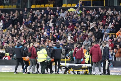 Los paramédicos retiran en camilla a Frida Maanum, quien cayó desplomada durante la final entre Arsenal y Chelsea, por la Copa de la Liga inglesa