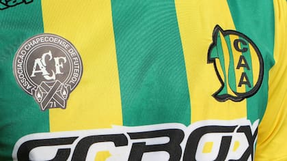 Los parches en la camisetas; todos los equipos salieron con el escudo de Chapecoense en negro