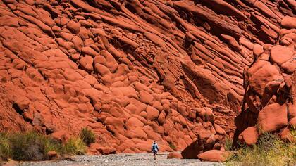 Los paredones rojos de Acsibi, camino a las cuevas en Seclantás.
