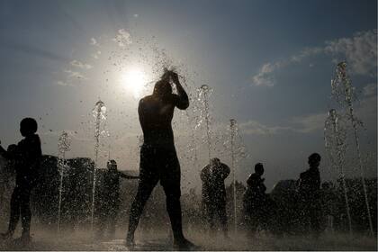 Los parisinos se refrescaron como pudieron ante el calor extremo