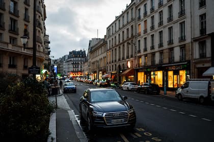 Los parisinos votaron el domingo para sacar las camionetas SUV de las calles de la capital francesa al hacer que estacionarlas sea mucho más caro. (Dimitar DILKOFF / AFP)