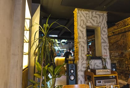 Los parlantes, bandejas y vinilos están en el centro del salón