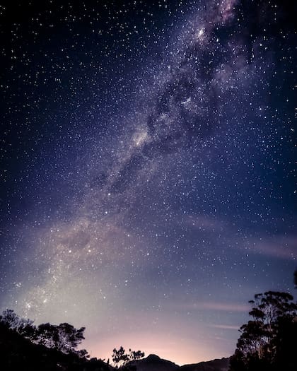Los parques de cielo oscuro son áreas protegidas que destacan por la calidad visual de su cielo nocturno. Estos espacios suelen tener un alto valor científico, natural o cultural, y están destinados al disfrute público y la educación (Archivo)