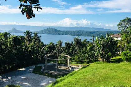 Los parques, o plazas para los filipinos son los shoppings, donde tienen aire acondicionado constante, y una variedad inmensa de lugares para comer y beber algo. Cuando se puede, Ramiro y su familia escapa de la ciudad para ir a alguna playa o ir a algún volcán.