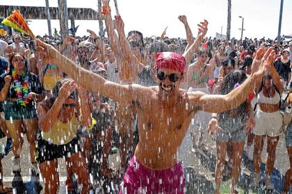 Los participantes bailan bajo el agua durante el Desfile del Orgullo anual, en Tel Aviv