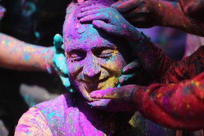 Los participantes de Holi se untan con polvos de colores en Jammu, India