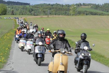 Pontedera, la ciudad de la Vespa, reunió a 20.000 motociclistas para homenajear al gran icono italiano