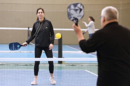 Los participantes de un estudio de caminatas encontraron que el pickleball era 150 por ciento más agradable que dar un paseo