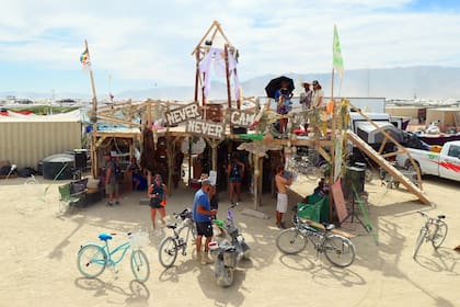 Los participantes deben llevar todo lo necesario para subsistir en el desierto por una semana; al finalizar deben llevarse sus desechos y no dejar rastro de la actividad humana