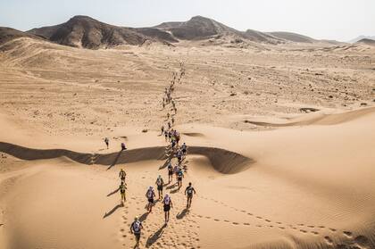 Los participantes del Marathon des Sables corren más de 251 kilómetros en el Sahara