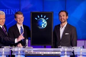 Los participantes del programa Jeopardy! junto a Watson, la computadora de IBM que tuvo voz propia en la competencia televisiva