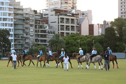 Los participantes del segundo turno del viernes en el partido que significa el cierre de la actividad en el Campo Argentino de Polo