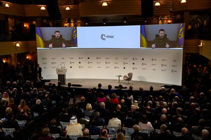 Los participantes observan al presidente ucraniano Volodimir Zelensky en una pantalla durante la Conferencia de Seguridad de Múnich en Múnich, sur de Alemania, el 17 de febrero de 2023. 