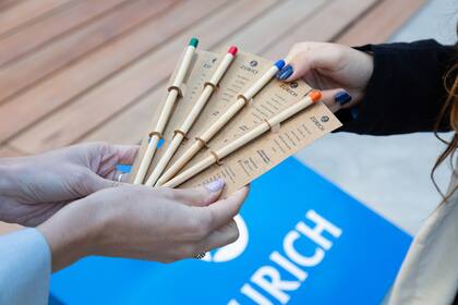 Los participantes se llevan lápices plantables con semillas de perejil, rúcula o menta, entre otras.