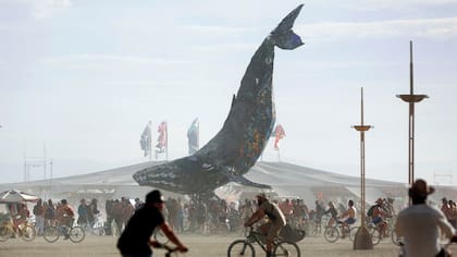 Los participantes se reúnen alrededor de la instalación de arte Space Whale