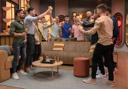 Los participantes tendrán citas a ciegas; cuando le propongan casamiento a su enamorado, recién podrán verse cara a cara