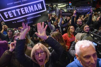 Los partidarios animan durante un evento de la noche electoral para el candidato demócrata al Senado John Fetterman en StageAE el 9 de noviembre de 2022 en Pittsburgh, Pennsylvania.